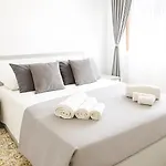 Exclusive Large 3 Bed With Pool *