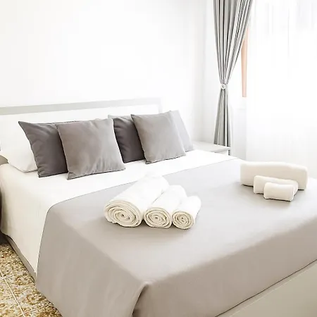 Exclusive Large 3 Bed With Pool *