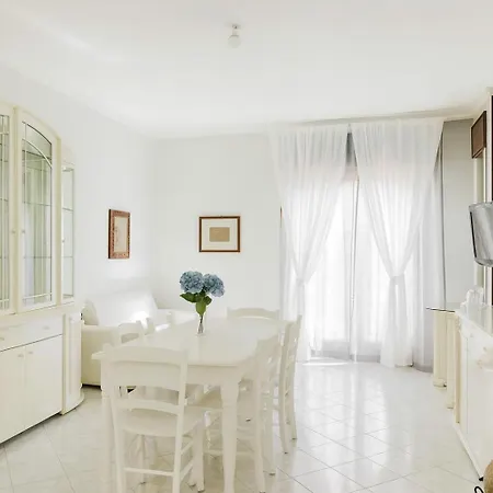 Exclusive Large 3 Bed With Pool Apartment